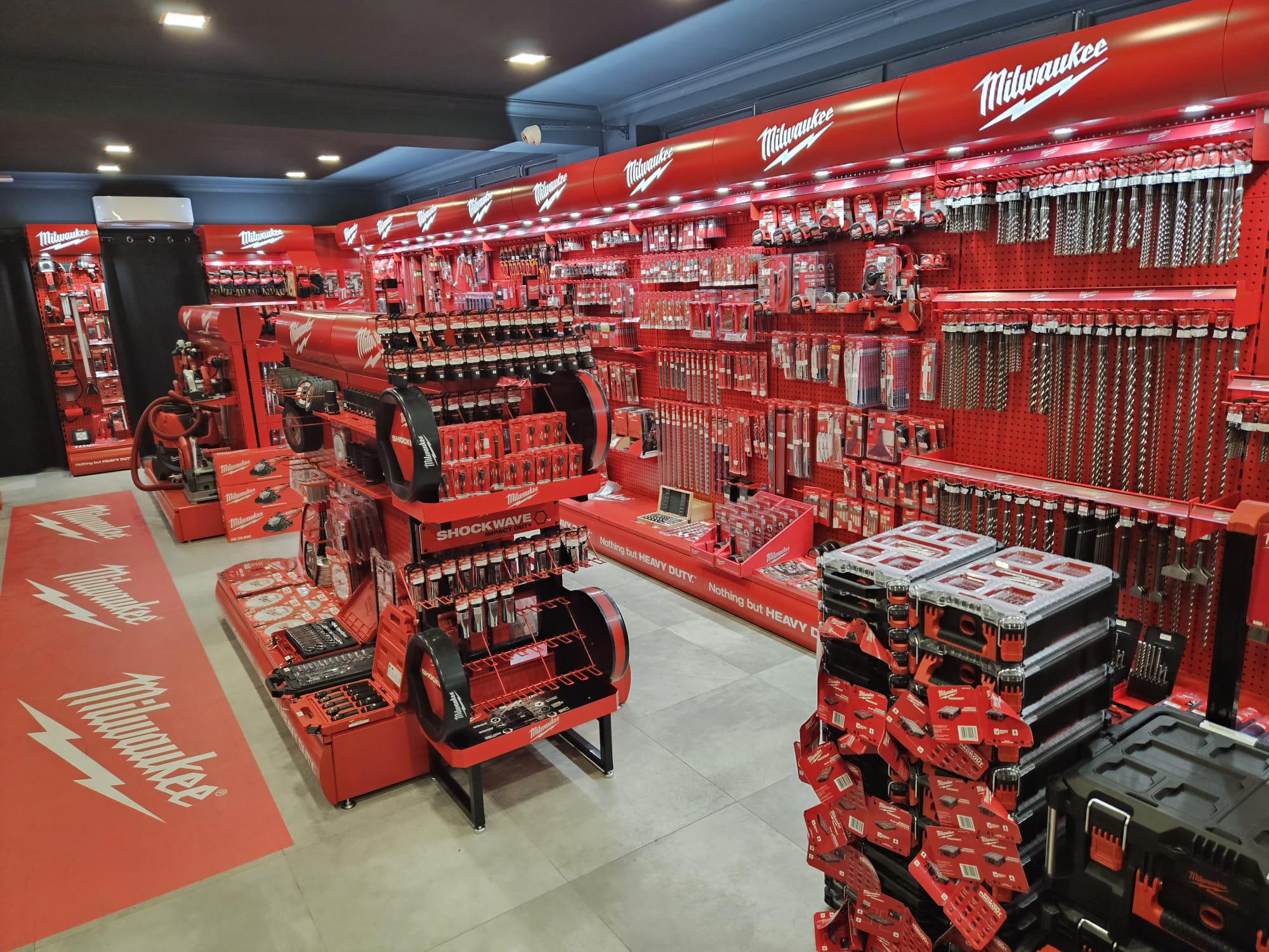 Showroom Primusvest Oradea cu scule și echipamente profesionale Milwaukee